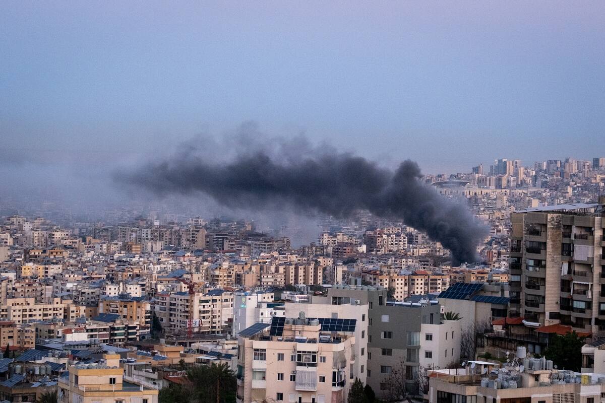 Beirut amanece con columnas de humo tras los bombardeos israelíes que han sacudido el suburbio sur de Dahye durante toda la noche. EFE/ Edgar Gutiérrez