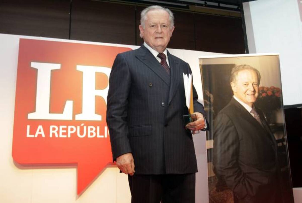 El empresario colombiano, Luis Carlos Sarmiento Angulo, recibió el premio ‘Empresario del año 2011í, entregado por el diario La República. COLPRENSA