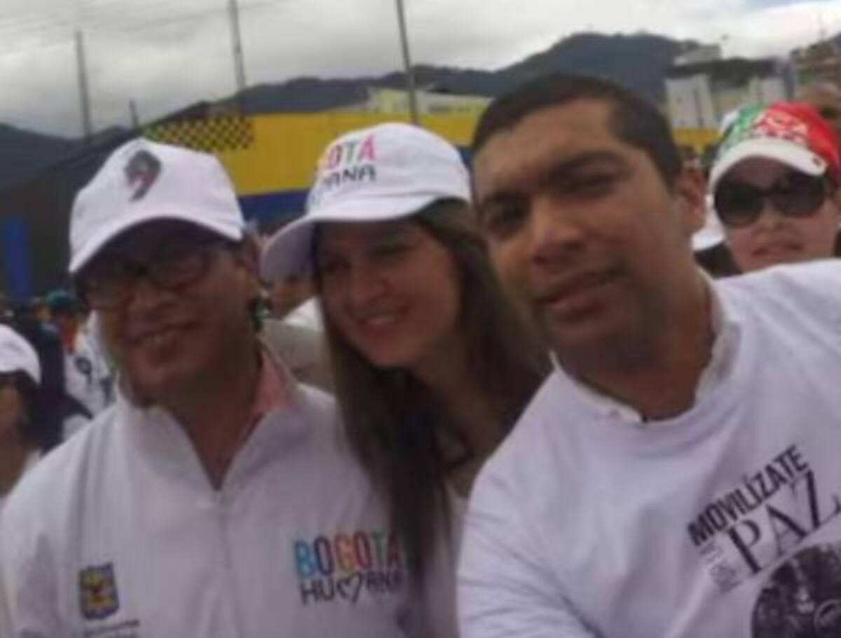 El entonces alcalde de Bogotá Gustavo Petro y el señalado enlace de alias Papá Pitufo. Foto: Archivo particular - El Tiempo