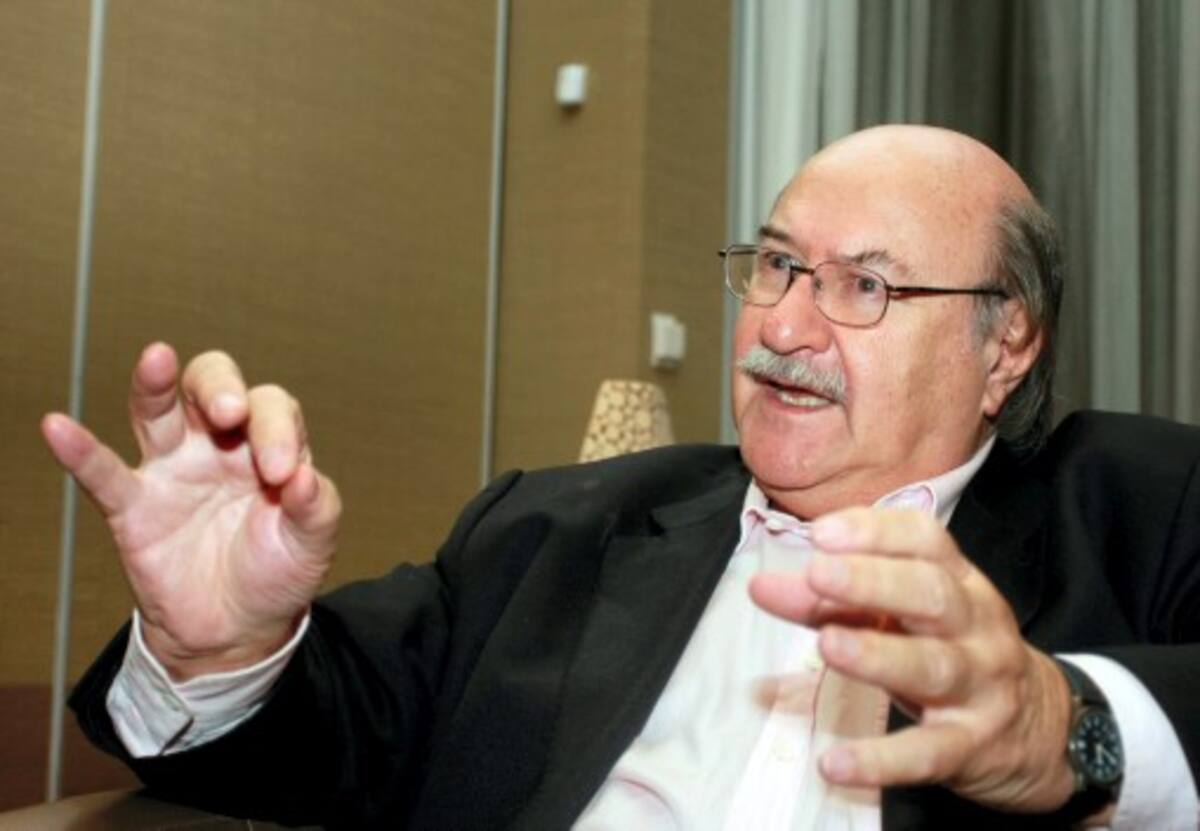 El escritor chileno Antonio Skarmeta, en entrevista con Colprensa, muestra la pasión y la alegría que siente cuando escribe. Colprensa-Germán Enciso