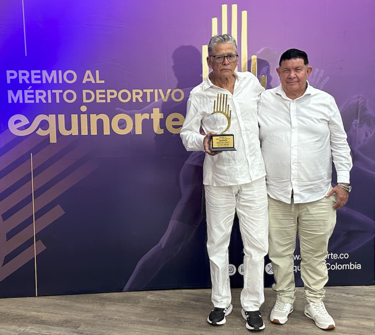 El exfutbolista Luis Grau Montes, recibió de manos de Guillermo Cepeda, el premio a Vida y Obra a un Deportista Barranquillero durante al Premio al Mérito Deportivo Equinorte que organizó Acord Atlántico.//El Universal.