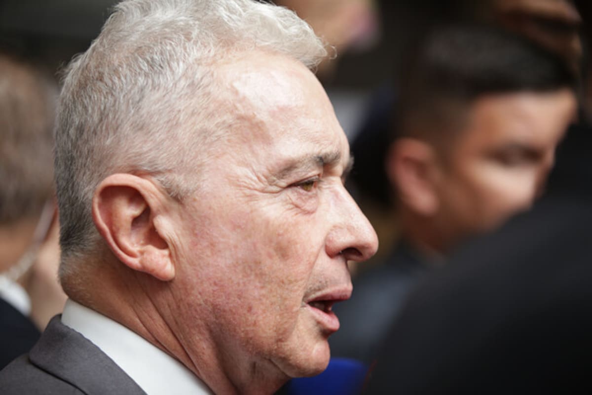 Crean cargos transitorios para agilizar decisión del caso de Álvaro Uribe