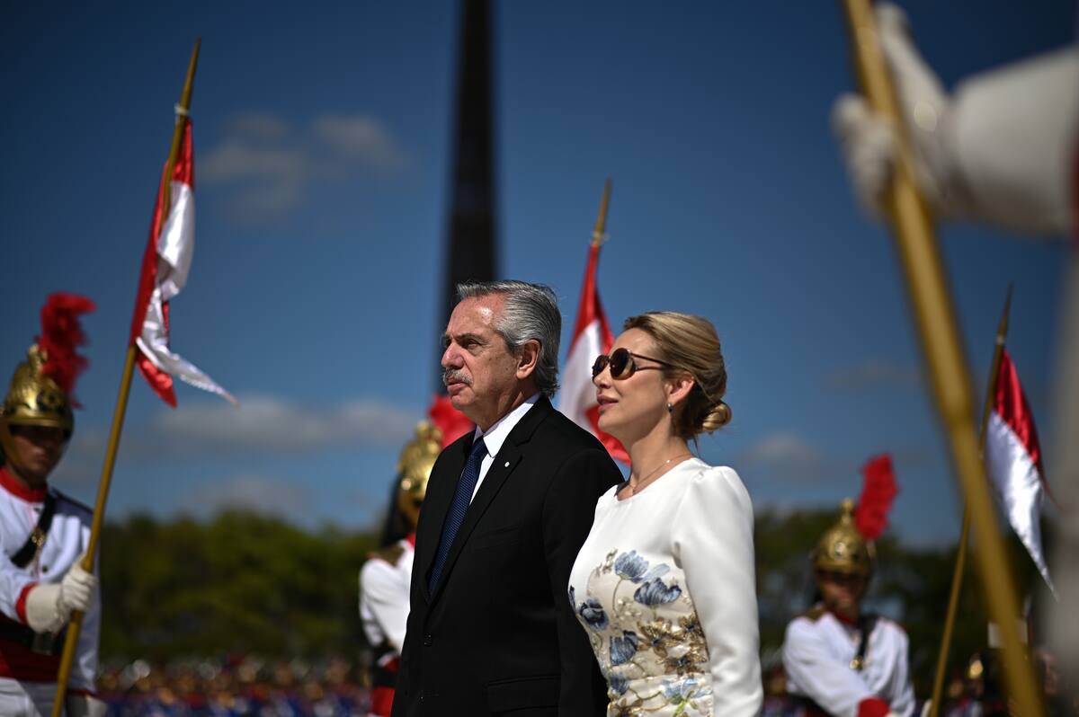 El expresidente de Argentina, Alberto Fernández (i), junto a la entonces primera dama, Fabiola Yáñez (d) durante una visita a Brasilia (Brasil). // EFE - Andre Borges.