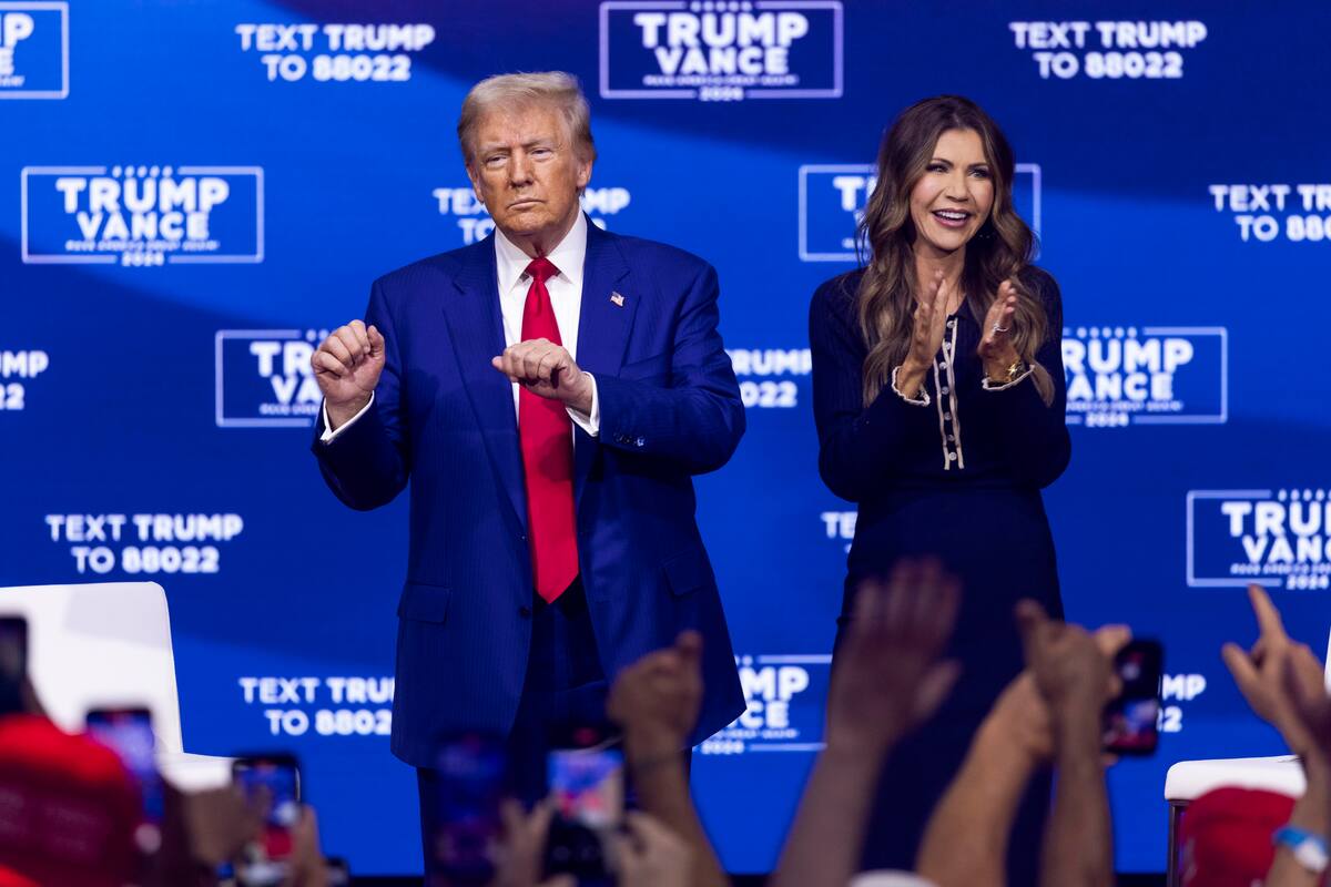 La moderadora y gobernadora de Dakota del Sur, Kristi Noem, junto al candidato presidencial republicano Donald Trump durante una reunión pública en el Greater Philadelphia Expo Center & Fairgrounds en Oaks, Pensilvania, EE. UU., el 14 de octubre de 2024. (Filadelfia) EFE/EPA/SHAWN THEW