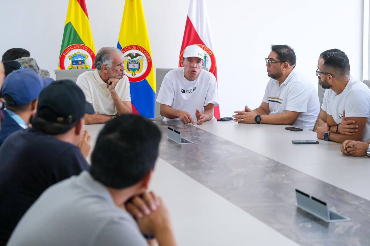 Momento en el que Rigoberto Urán dialoga con el gobernador del Atlántico Eduardo Verano y su gabinete sobre la competencia del Giro de Rigo.//Cortesía.