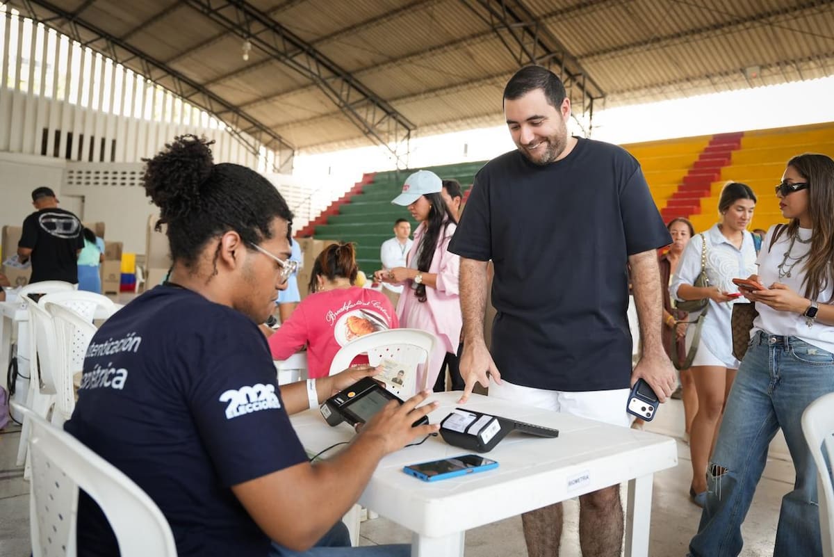 El gobernador de Bolívar, Yamil Arana, ejerció su derecho al voto este 31 de mayo. // Foto: cortesía - Gobernación de Bolívar