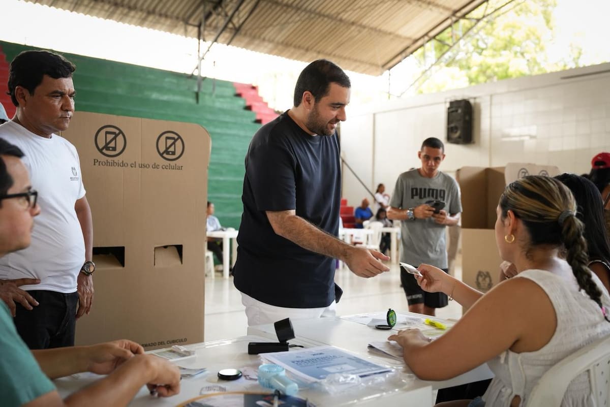 El gobernador de Bolívar, Yamil Arana, ejerció su derecho al voto este 31 de mayo. // Foto: cortesía - Gobernación de Bolívar