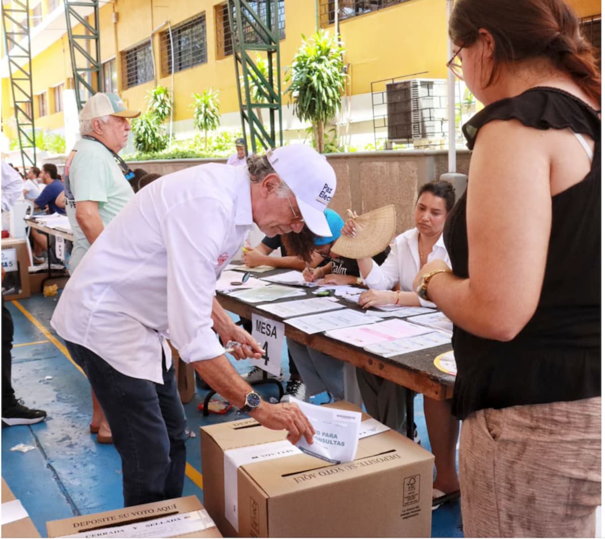 El gobernador Eduardo Verano ejerció su derecho al voto en la mesa número 4 ubicada en la Escuela Normal Superior del Distrito de Barranquilla y acompañó a su esposa Liliana Borrero a hacer lo propio en el Colegio Mayor de Barranquilla.//Cortesía Gobernación del Atlántico.