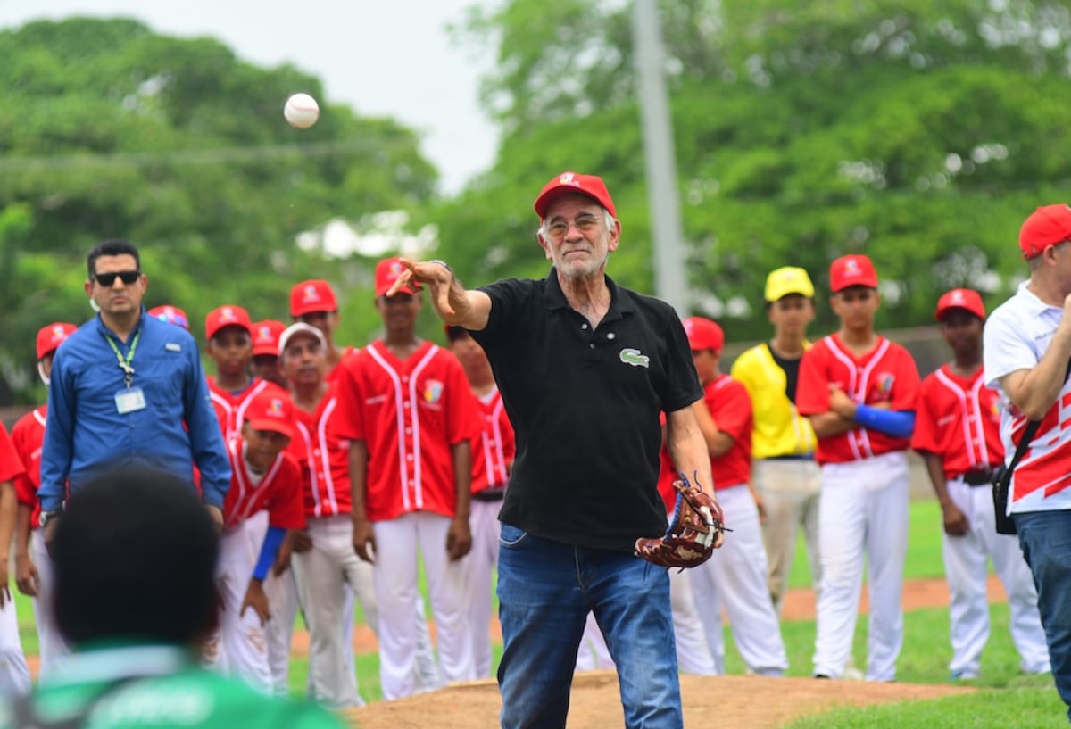 El gobernador Eduardo Verano De la Rosa fue el encargado de hacer el lanzamiento inicial del torneo de béisbol Batea Atlántico, cuya primera fecha se jugó en el estadio de Manatí.//Cortesía PGDA.