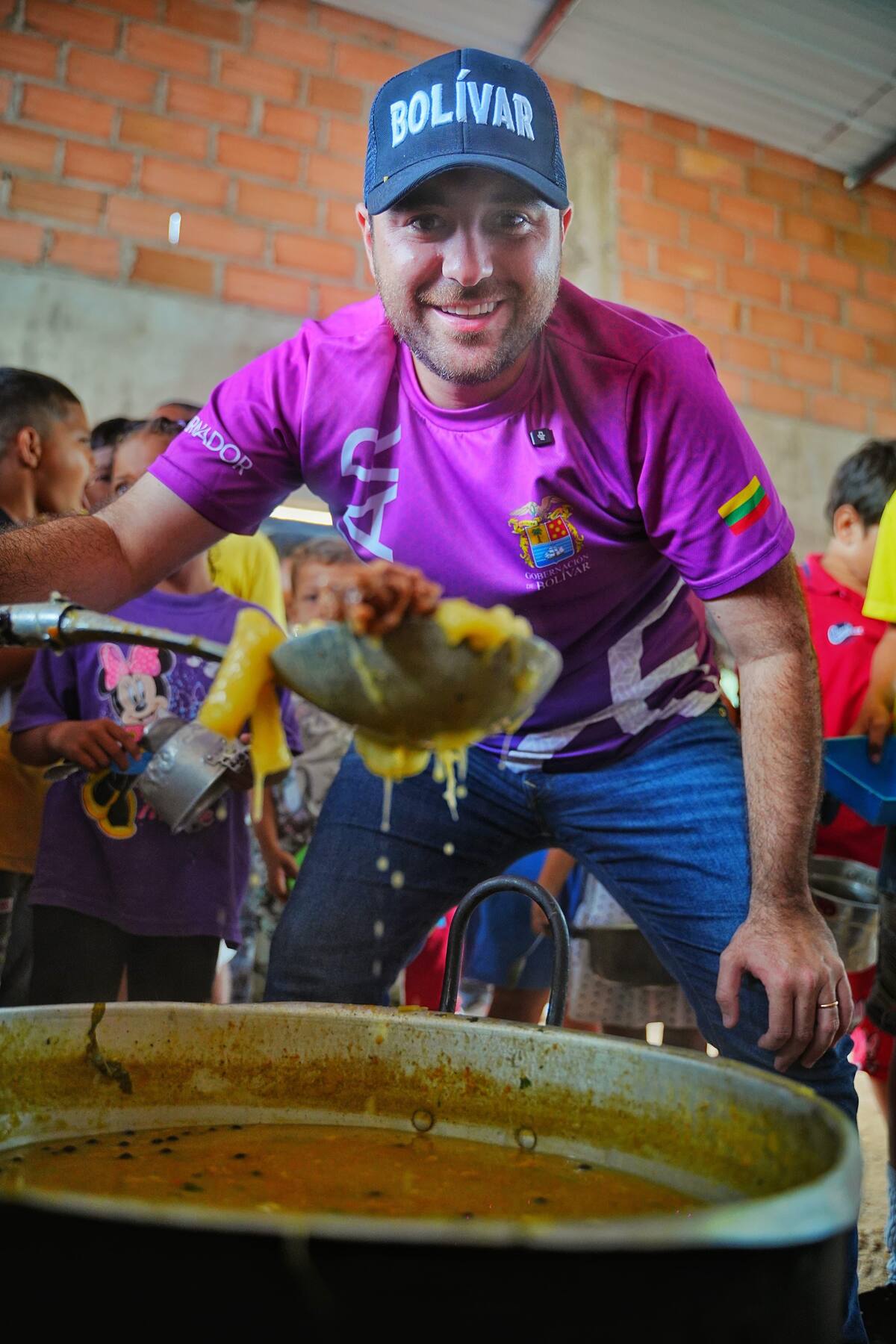 El gobernador Yamil Arana lleva alegría a Magangué con "Ollas Comunitarias", brindando almuerzos.// Foto: Cortesía.