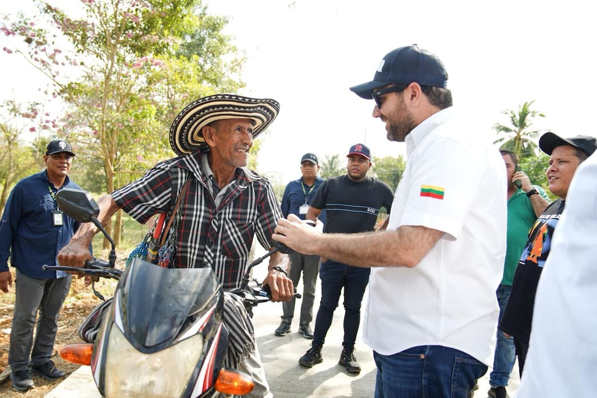 El gobernador Yamil Arana verificó el avance de la obra vial en Talaigua. // Foto: cortesía - Gobernación de Bolívar
