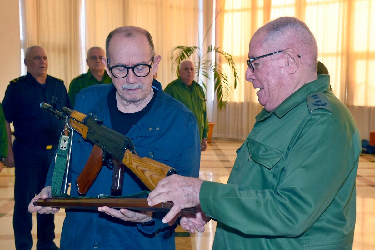 Polémica: entregan arma a Silvio Rodríguez por “defensa de la patria”