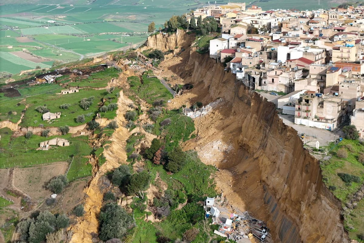 Video: deslizamiento deja a un pueblo de Italia al borde del abismo