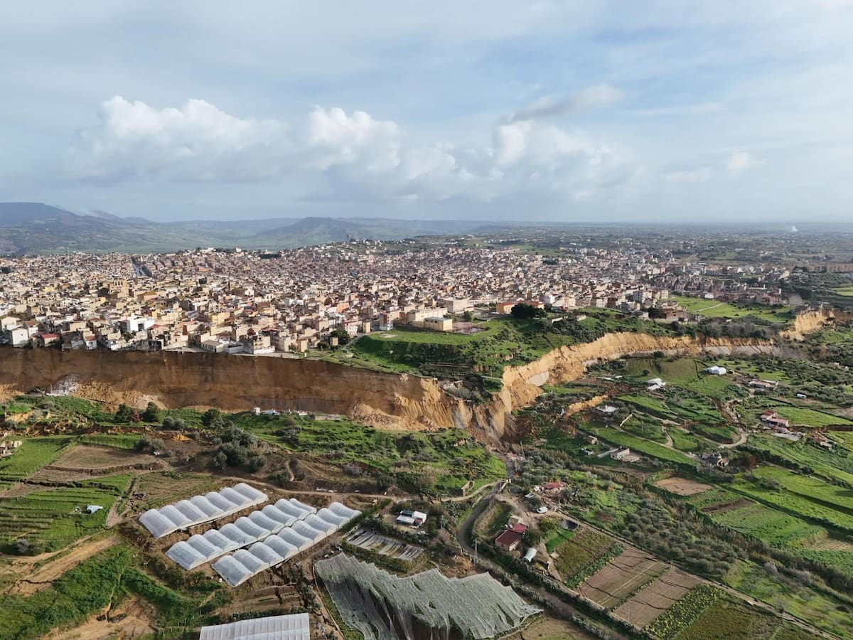 Un pueblo siciliano queda al borde de un gran barranco por un deslizamiento de tierra. // Foto: EFE/EPA/ROSARIO CAUCHI.