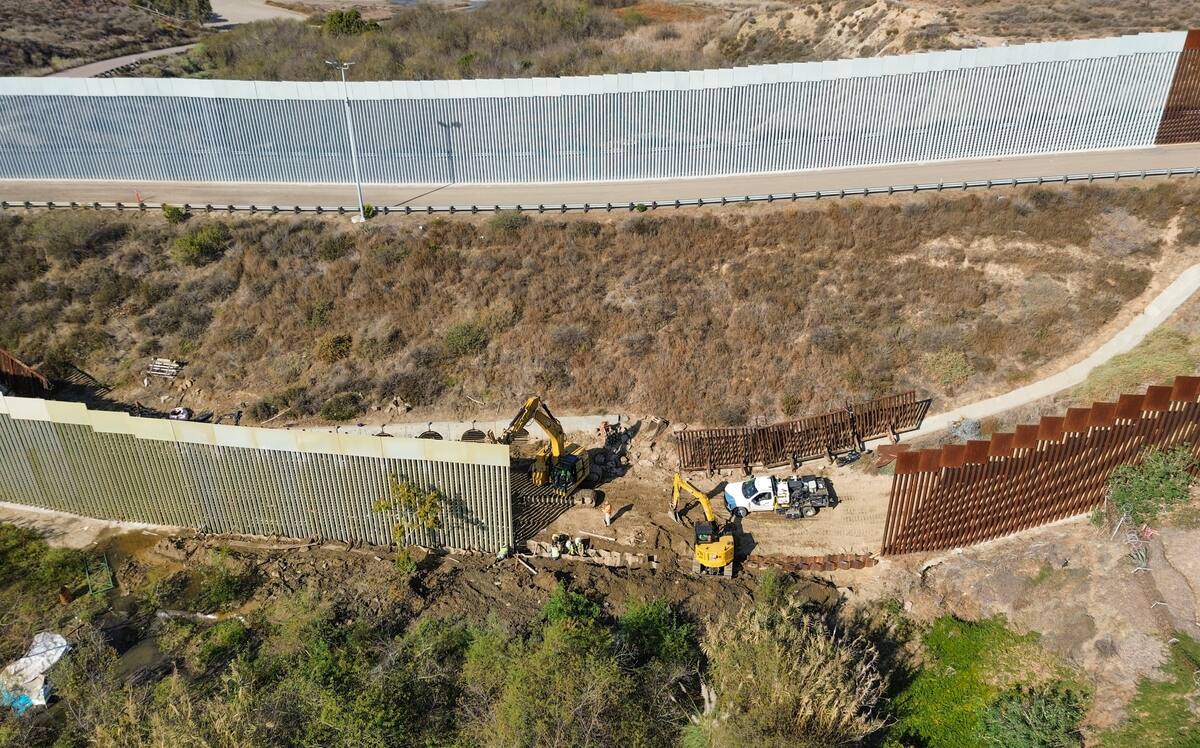 MEX1492. TIJUANA (MÉXICO), 31/01/2025.- Fotografía aérea de la construcción del muro fronterizo este jueves, en Tijuana (México). El gobierno estadunidense de Donald Trump retomó la reconstrucción del muro fronterizo en la ciudad mexicana de Tijuana, después de ocho meses de que las obras estuvieran suspendidas por órdenes del expresidente Joe Biden (2021-2025) durante su administración, según pudo constatar EFE este viernes. EFE/ Joebeth Terriquez