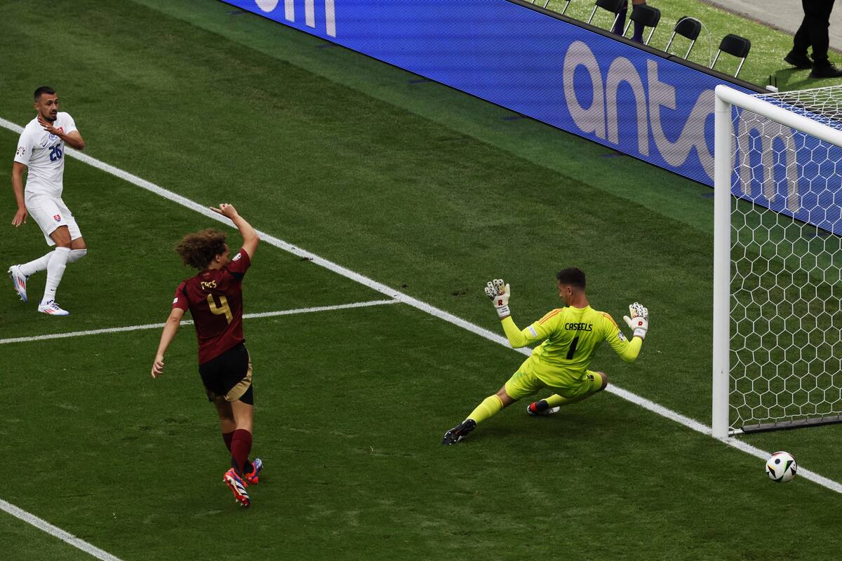 Ivan Schranz de Eslovaquia (i) anota el gol 0-1 contra el portero Koen Casteels de Bélgica durante el partido del grupo E de la UEFA EURO 2024 entre Bélgica y Eslovaquia, en Frankfurt Main, Alemania. //EFE