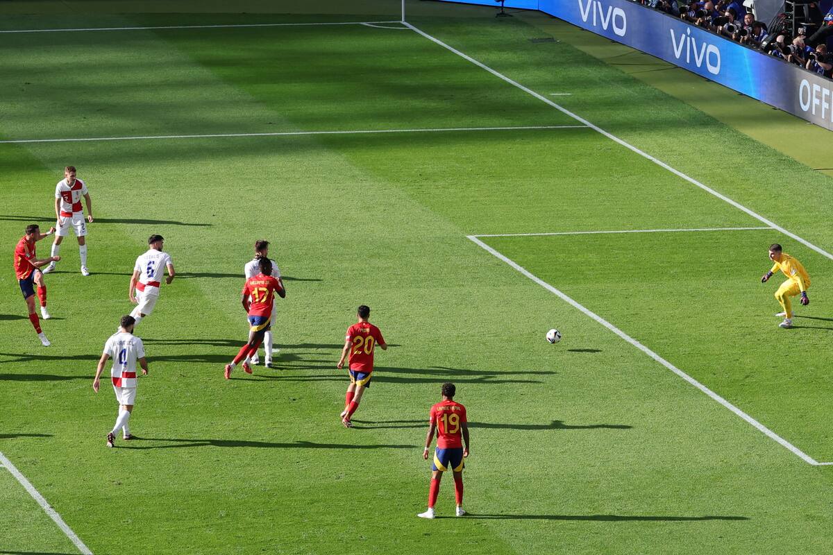 Fabián Ruiz de España (L) marca el gol de 2-0 contra el portero Dominik Livakovic de Croacia (R) durante el partido del grupo B de la UEFA EURO 2024 entre España y Croacia en Berlín, Alemania, el 15 de junio de 2024. //EFE