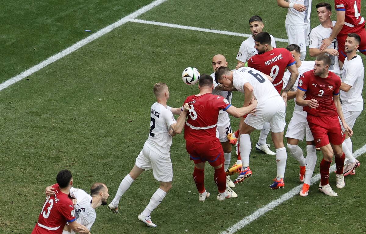 Luka Jovic de Serbia (C) anotó el 1-1 durante el partido de fútbol del Grupo C de la UEFA EURO 2024 entre Eslovenia y Serbia, en Munich, Alemania, el 20 de junio de 2024. //EFE
