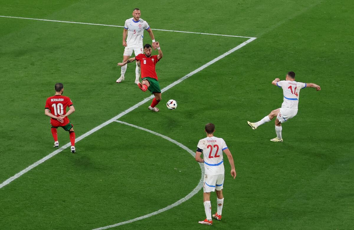 Lukas Provod de la República Checa (R) anota el 1-0 durante el partido del grupo F de la UEFA EURO 2024 entre Portugal y la República Checa, en Leipzig, Alemania, el 18 de junio de 2024. //EFE