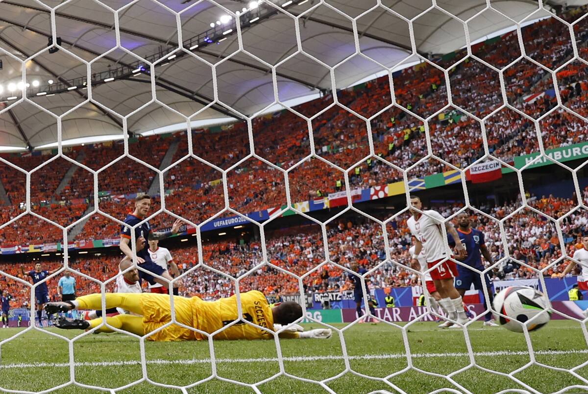 Wout Weghorst (i) de Holanda marca el gol de la victoria por 1-2 durante el partido del grupo D de la UEFA EURO 2024 entre Polonia y Holanda, en Hamburgo, Alemania, el 16 de junio de 2024. //EFE
