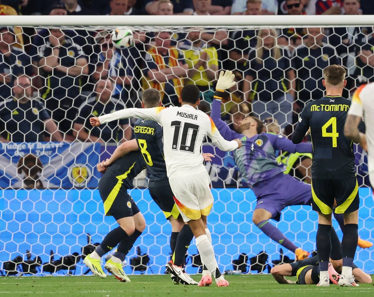 Jamal Musiala fusila para hacer el 2-0 durante el partido inaugural que juegan Alemania y Escocia en Múnich, Alemania. //EFE