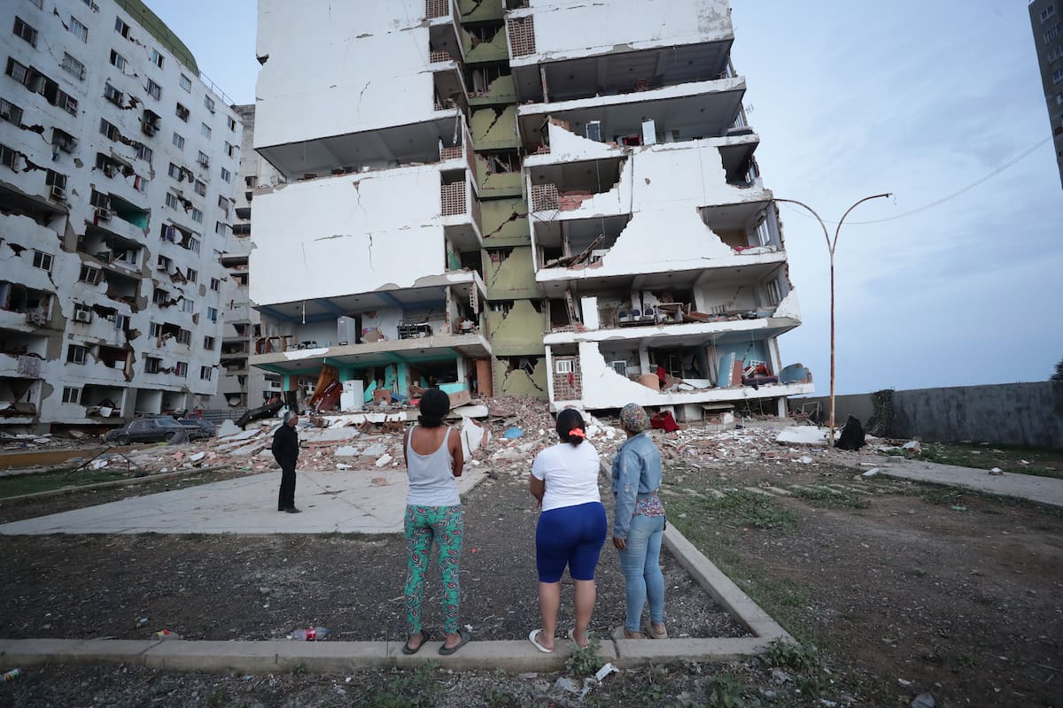 Residentes observan varios bloques de viviendas dañados por los terremotos en la localidad de Catia La Mar, en el estado costero de La Guaira (Venezuela) este jueves. EFE/ Ronald Pena R.