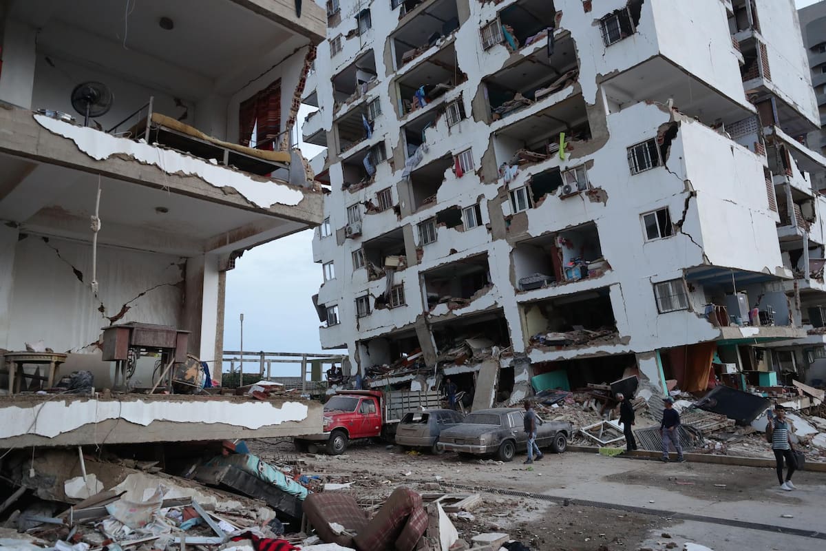 Residentes caminan entre los escombros de varios bloques de viviendas dañados por los terremotos en la localidad de Catia La Mar, en el estado costero de La Guaira (Venezuela) este jueves. EFE/ Ronald Pena R.