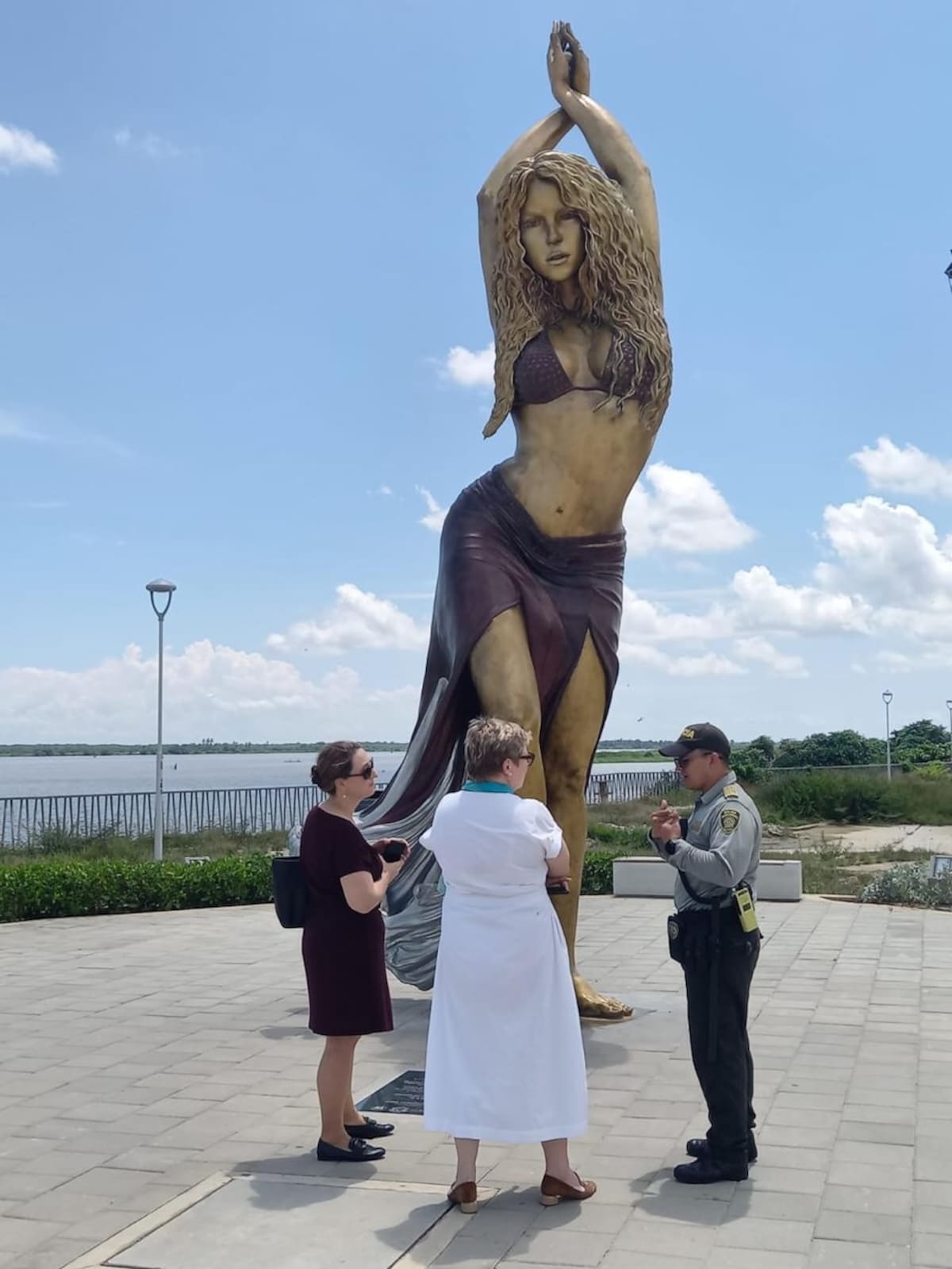 El Grupo de Protección al Turismo y Patrimonio de la Policía Metropolitana de Barranquilla, vela por la seguridad de los ciudadanos que visitan lugares como el monumento a Shakira en el Gran Malecón del Río.