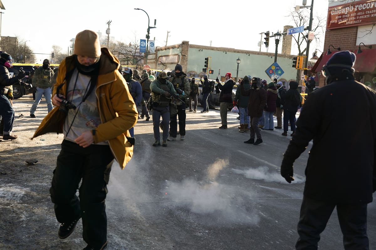 Manifestantes se enfrentan a oficiales federales después de que agentes de ICE dispararon contra una persona. EFE