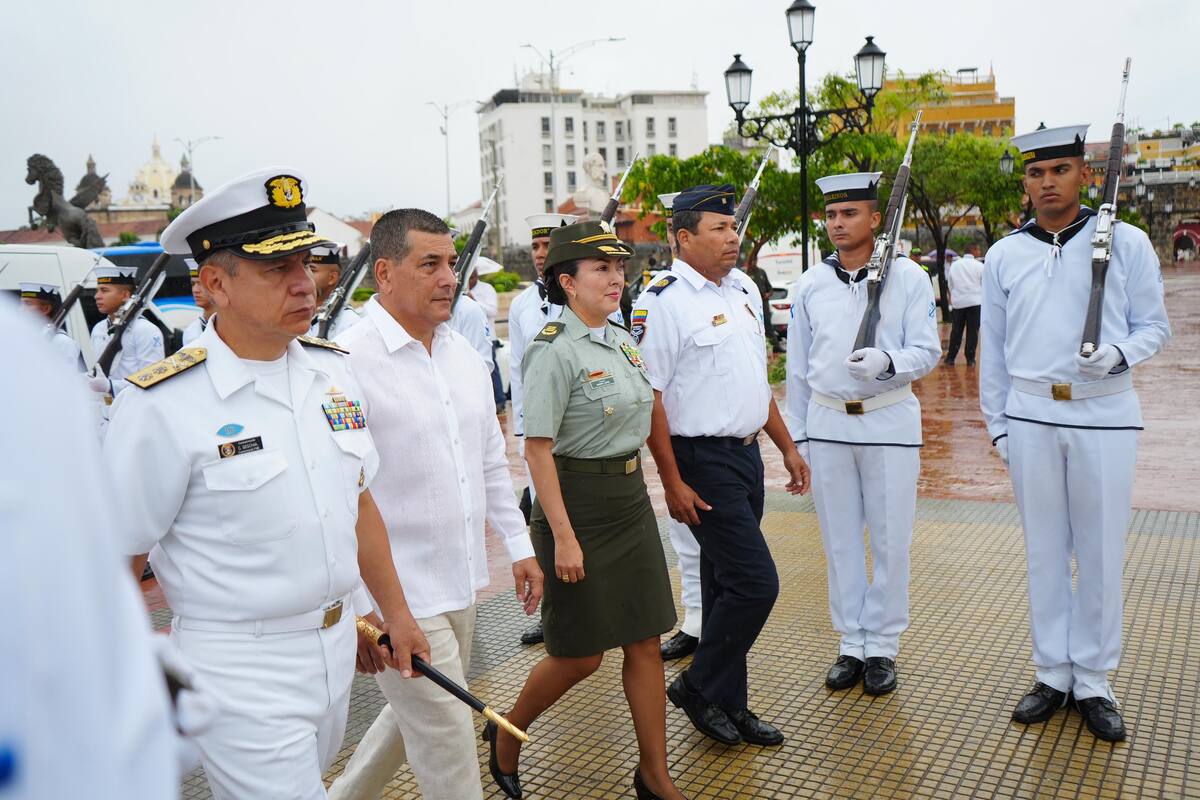 El homenaje contó con la presencia del alcalde mayor, Dumek Turbay Paz; la gestora social, Liliana Majana; la Armada Nacional y el Cuerpo de Bomberos.// Foto: cortesía.