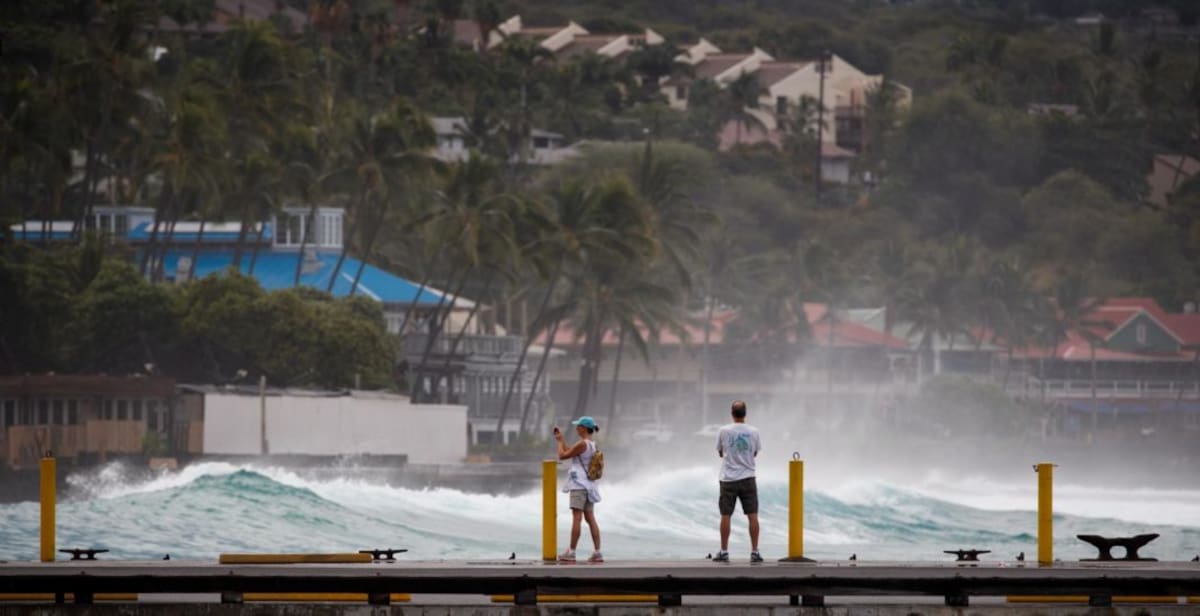 El huracán Lowell mantiene a Hawái bajo alerta por inundaciones y fuertes vientos. Foto: X