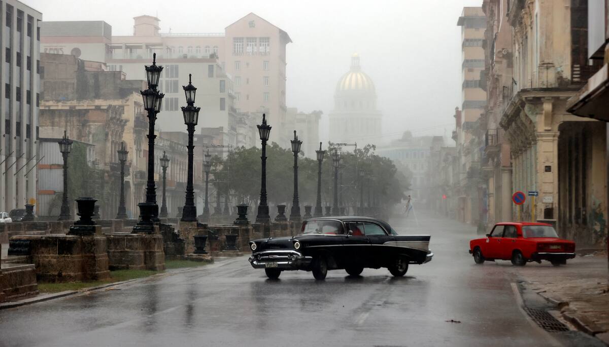Automóviles transitan por una calle durante las fuertes lluvias debido al paso del huracán Rafael en la Habana, Cuba. //EFE