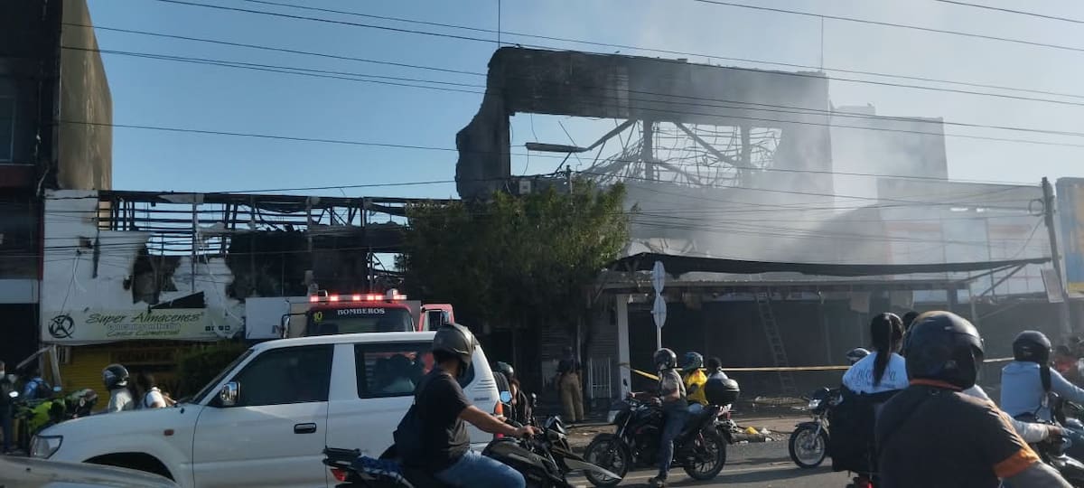 El incendio consumió tres almacenes en Cartagena. // Óscar Díaz - El Universal