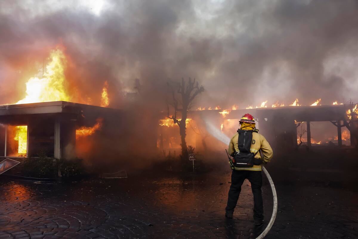 Incendio en Los Ángeles obliga a evacuar a más de 27.000 personas