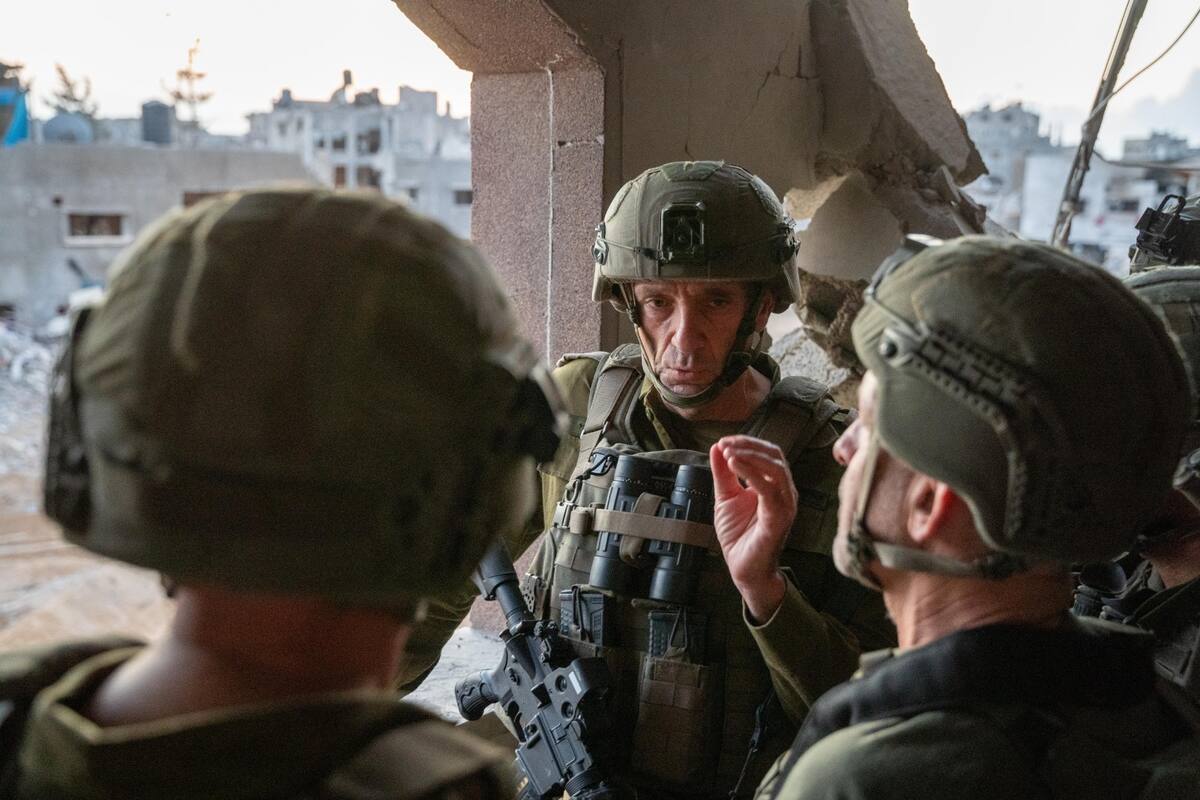 Herzi Halevi (c), jefe del Estado Mayor de Israel, en el lugar en la franja de Gaza donde fue asesinado el líder de Hamás, Yahya Sinwar, autor intelectual de los ataques del 7 de octubre. //Archivo EFE