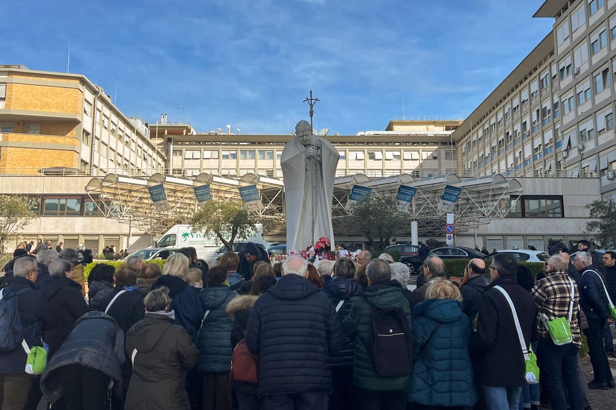 Un grupo de peregrinos de una parroquia de Turín (norte) reza frente al hospital Gemelli de Roma donde permanece ingresado el papa Francisco. //EFE