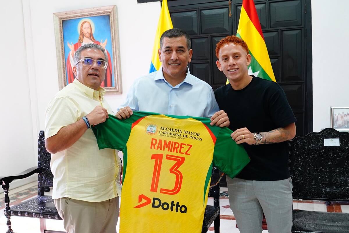 El jugador junto a Dumek Turbay y Renato Damiani, presidente del Real. // CORTESÍA