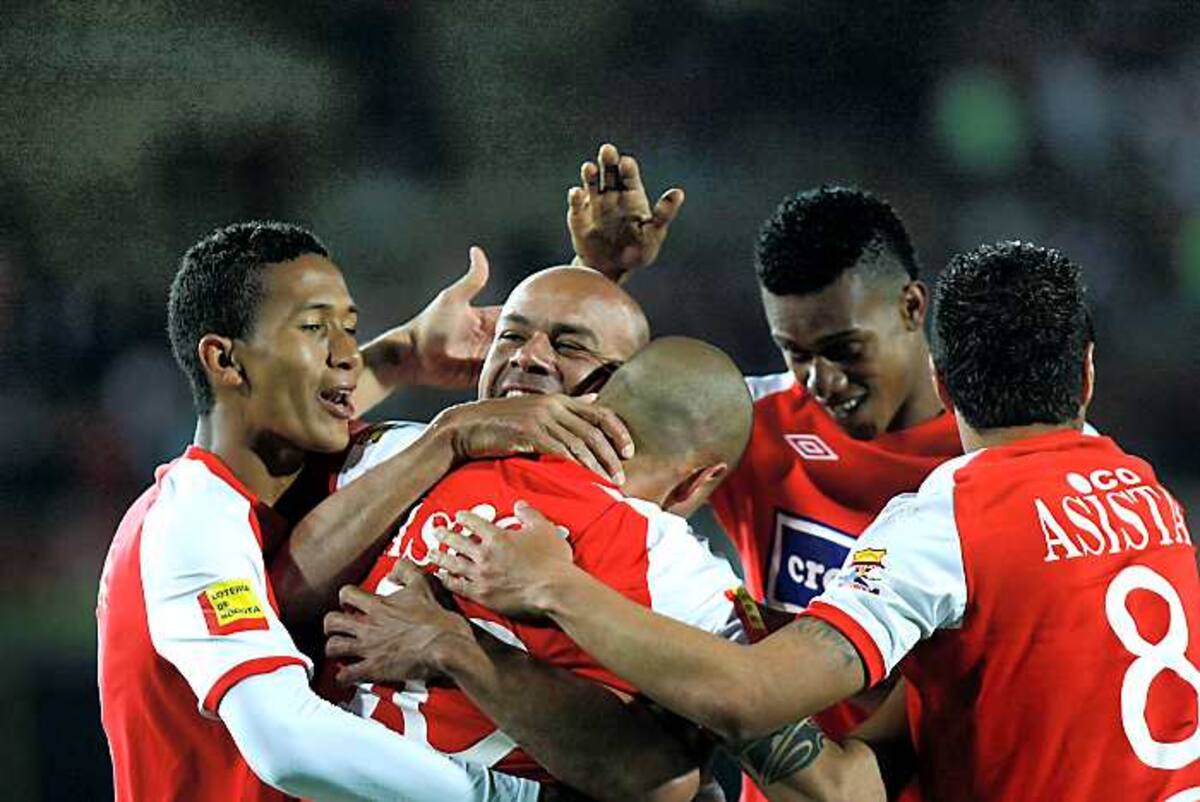 Santa Fe buscará celebrar mañana cuando enfrente a Vélez Sarsfield, por un cupo a la semifinal de la Copa Suramericana. COLPRENSA