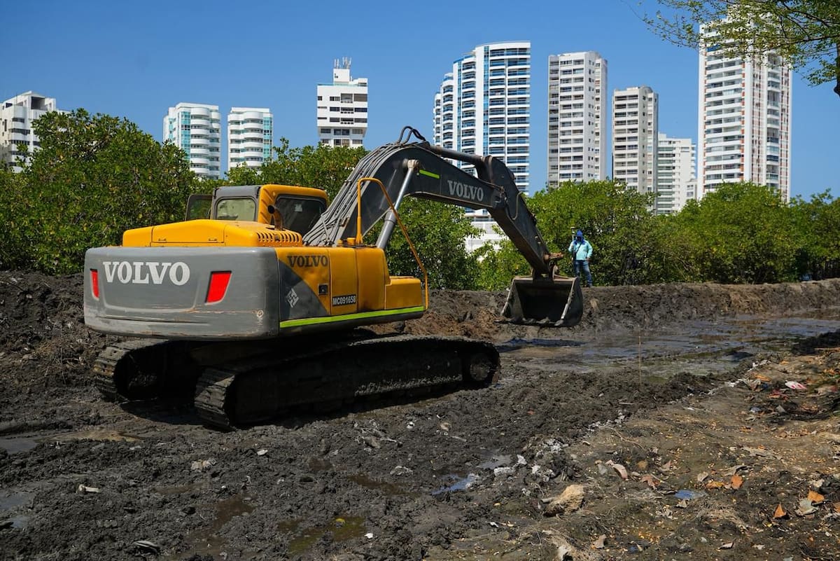 Entre las obras de la fase 1 en El Laguito, se destaca el cerramiento provisional del área de intervención, el retiro de material excavado y los trabajos de relleno con arena en zonas estratégicas como parqueaderos y vías. // Foto: Cortesía - Gobernación de Bolívar.