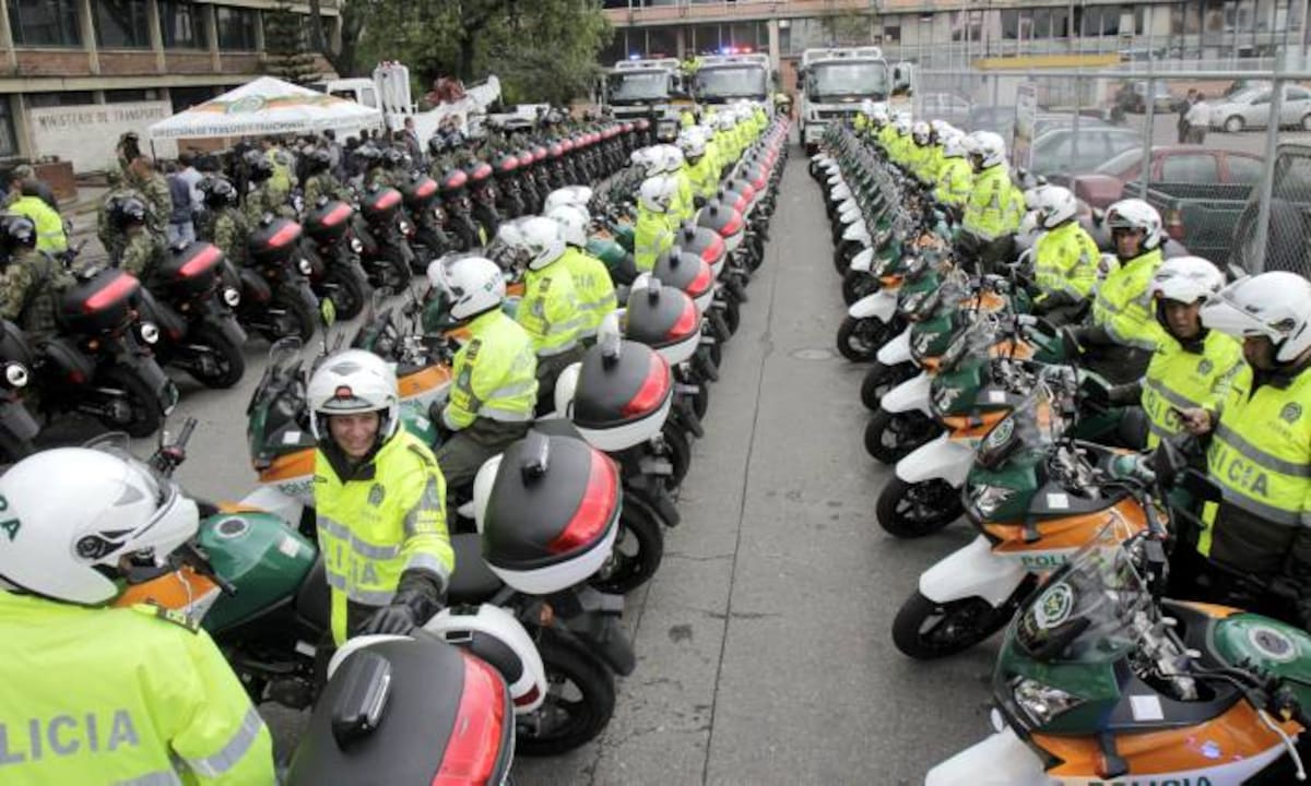 El Ministerio de Transporte entregó hoy ocho grúas y 75 motocicletas, que harán parte del programa Seguridad en carreteras Nacionales. COLPRENSA