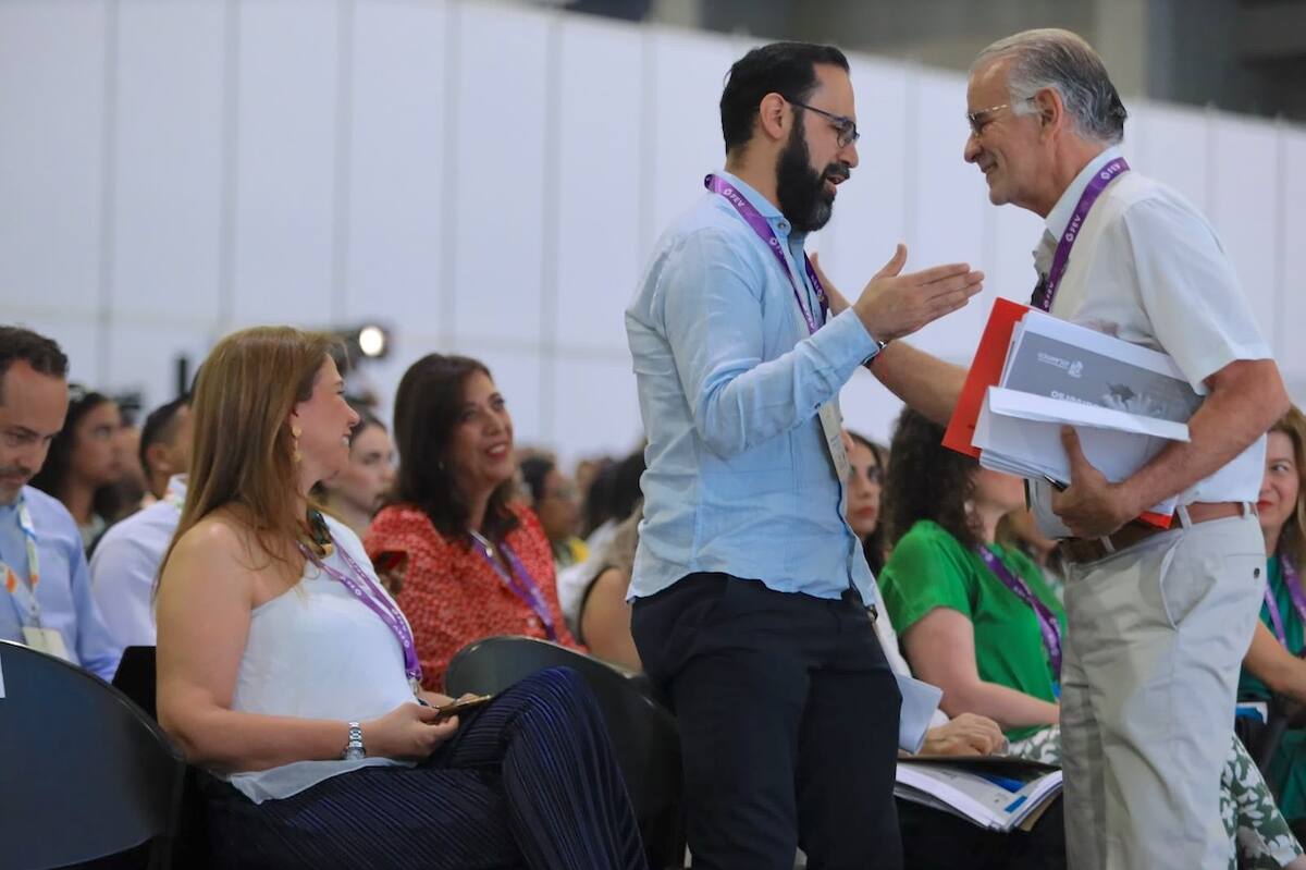 El ministro de Minas y Energía, Andrés Camacho, en un encuentro el gobernador del Atlántico, durante la Feria de las Economías para la Vida (FEV) que el Gobierno nacional realizó en Barranquilla.