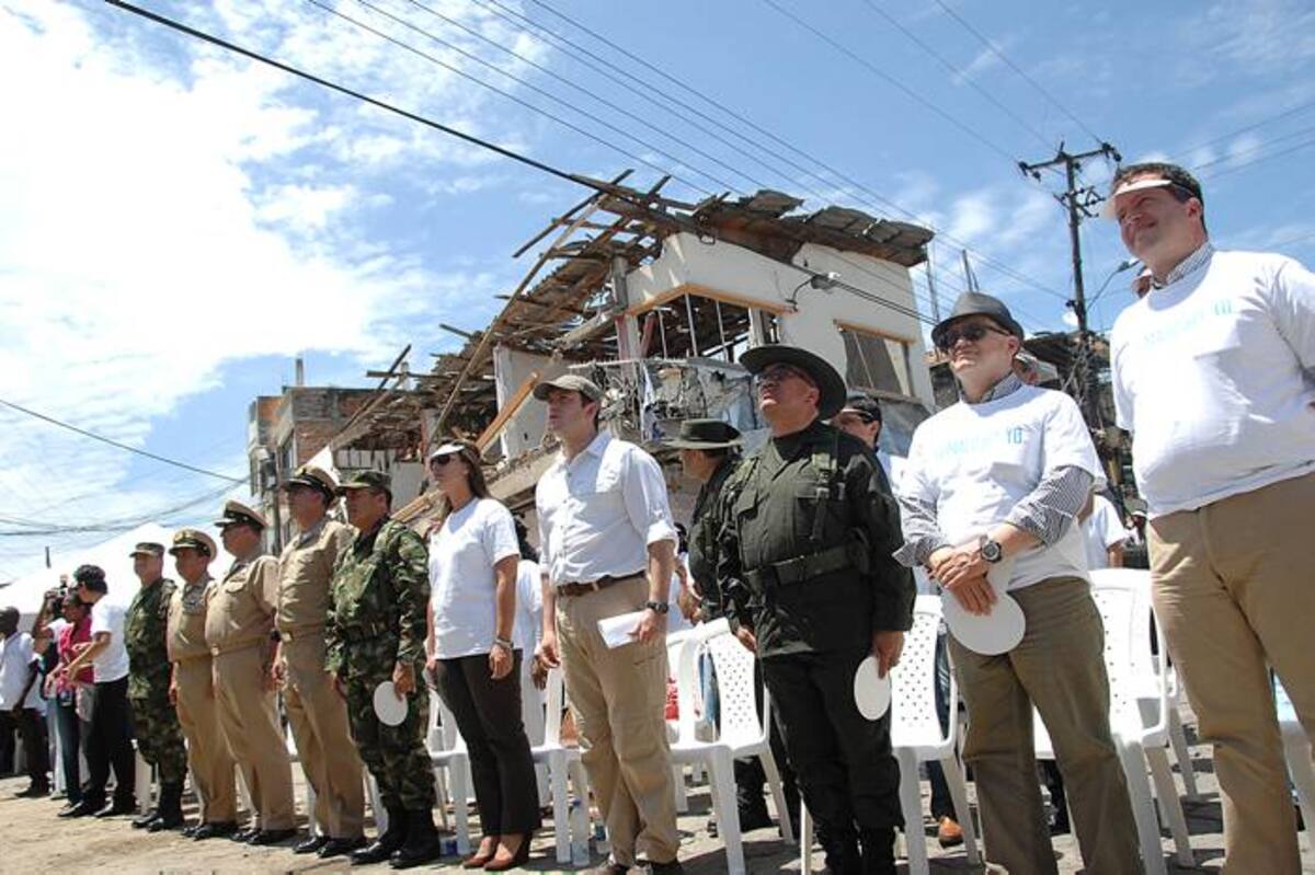 Ministro de Defensa junto a la Cúpula Militar en la presentación del programa Los Buenos Somos Más. COLPRENSA