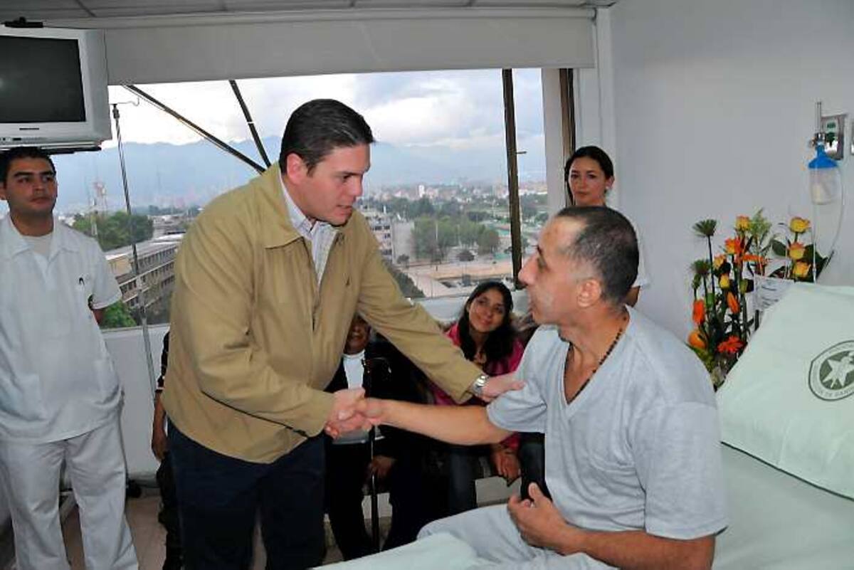 El ministro de Defensa, Juan Carlos Pinzón, visitó al sargento Luis Alberto Erazo en el hospital de la Policía, en Bogotá. COLPRENSA