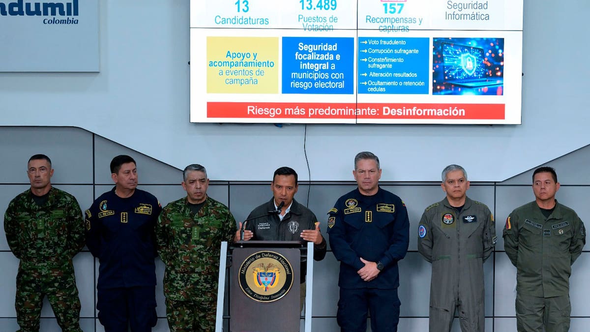 El ministro de Defensa, Pedro Sánchez, acompañado por la cúpula militar y de policía. // Foto: cortesía de la Presidencia de la República.