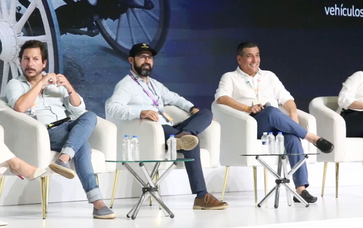 El ministro de Minas y Energía, Andrés Camacho, junto al alcalde de Cartagena, Dumek Turbay, durante la Feria de las Economías para la Vida (FEV) que el Gobierno nacional realizó en Barranquilla.