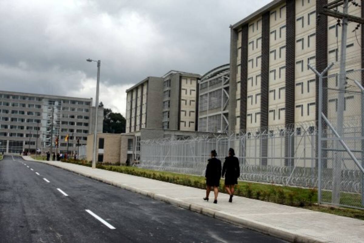 Juan Manuel Galán señaló que “para el suministro de agua en un pabellón, los internos de la cárcel La Picota (Bogotá) deben pagar 5.000 pesos por interno a la guardia”. COLPRENSA