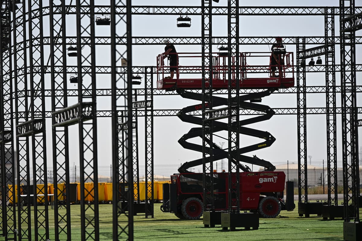 Vista del montaje de la 'ciudad' de Shakira para su residencia en Madrid en el espacio Iberdrola Music en el distrito madrileño de Villaverde. //Foto: EFE.