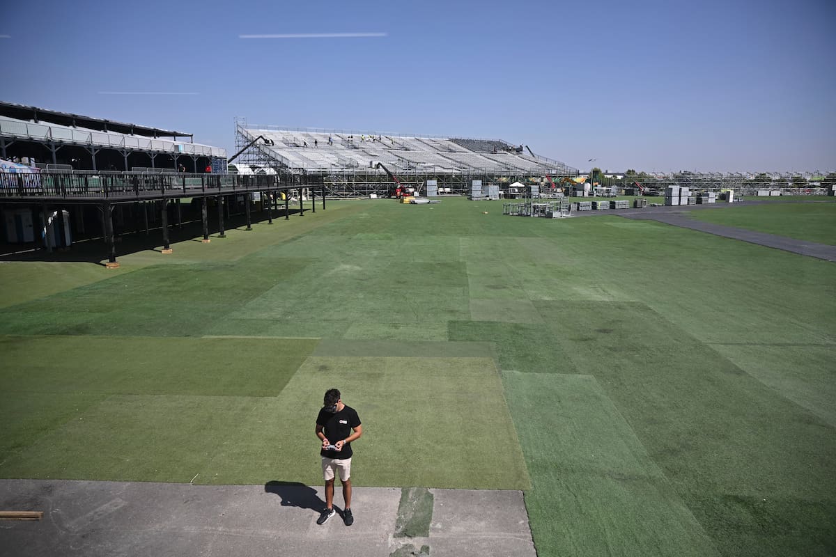 Vista del montaje de la 'ciudad' de Shakira para su residencia en Madrid en el espacio Iberdrola Music en el distrito madrileño de Villaverde. //Foto: EFE.