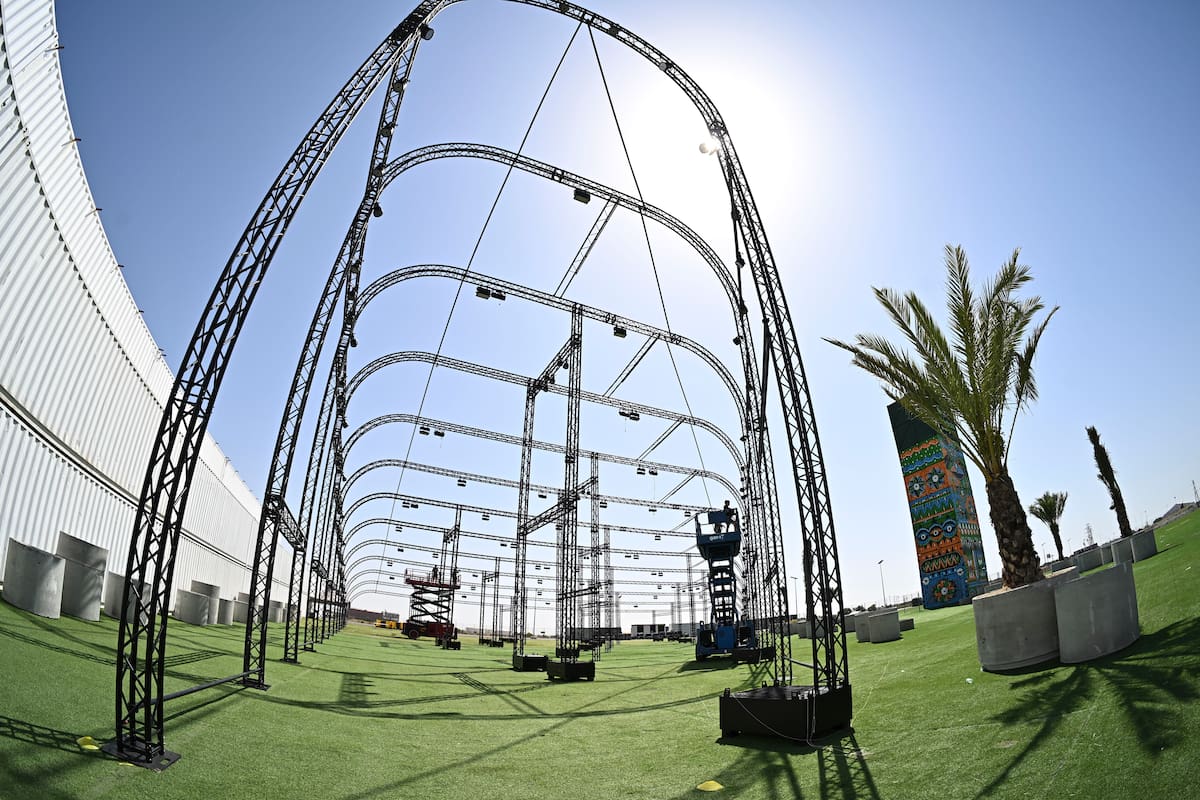 Vista del montaje de la 'ciudad' de Shakira para su residencia en Madrid en el espacio Iberdrola Music en el distrito madrileño de Villaverde. //Foto: EFE.