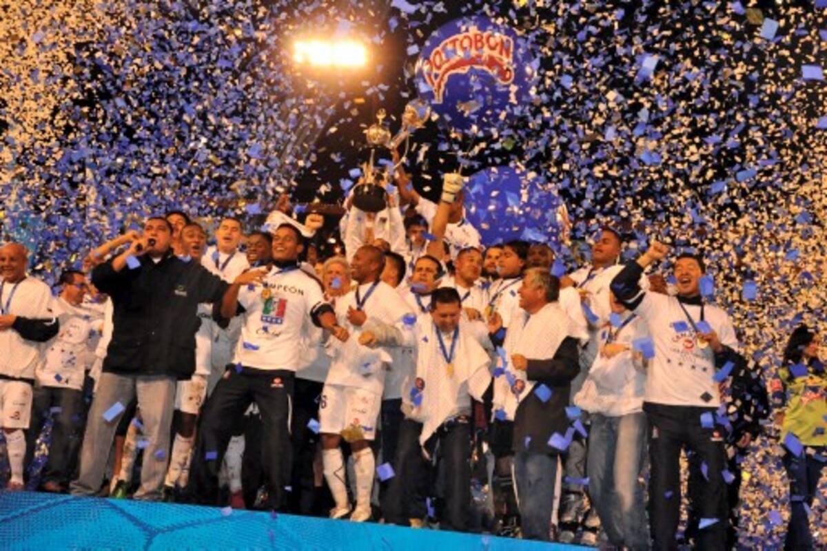 Once Caldas celebra en el podio luego de conquistar anoche el título del fútbol profesional colombiano Liga Postobón II. celebración del equipo once caldas